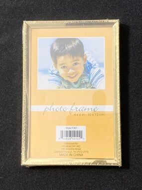 ⭐️ Vintage Metal Gold 4” x 6” Easel Back Picture Frame